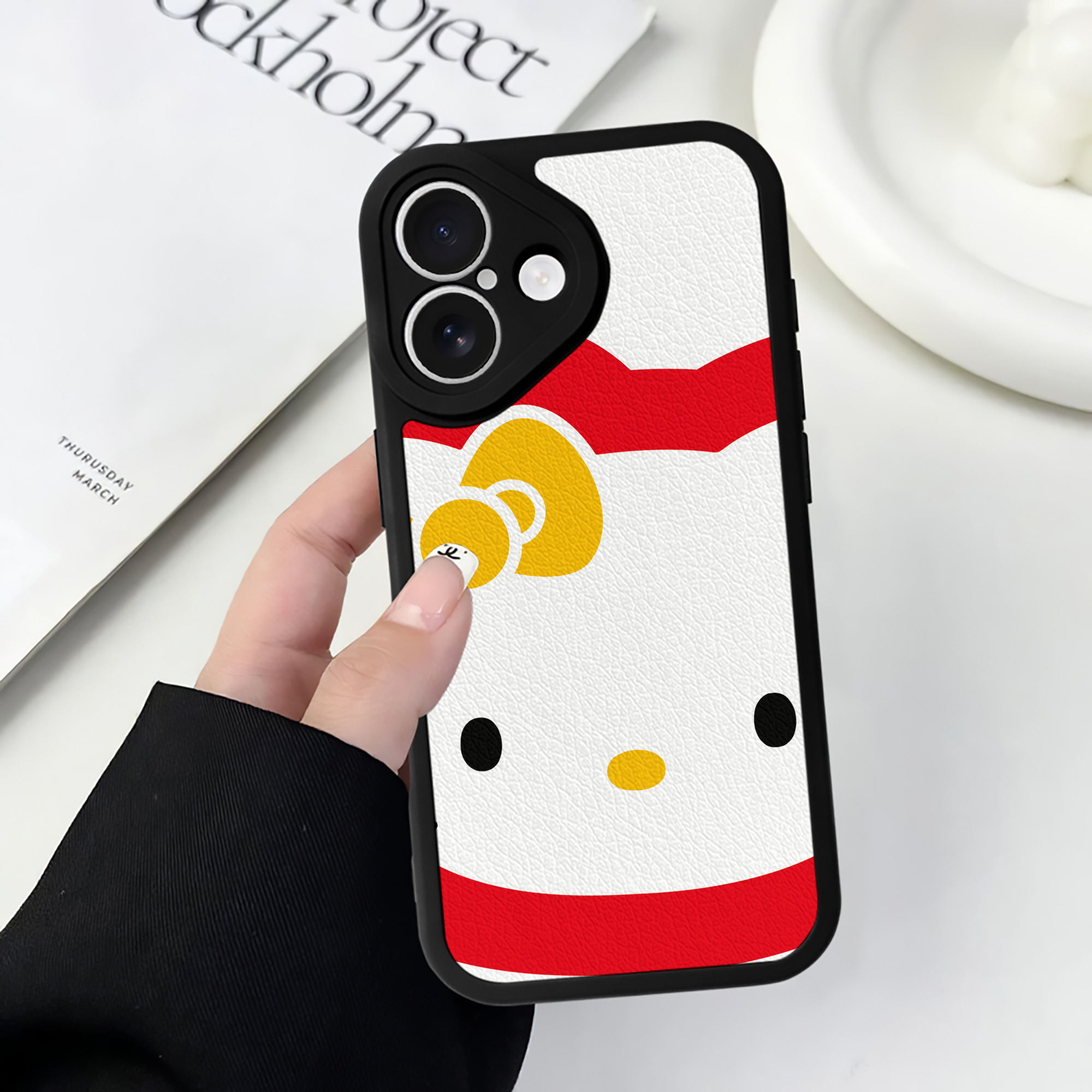 （画像用） Hello Kitty ハローキティ 【iPhone 16シリーズ対応】シリコンスマホケース（レザー調） 材質：シリコン